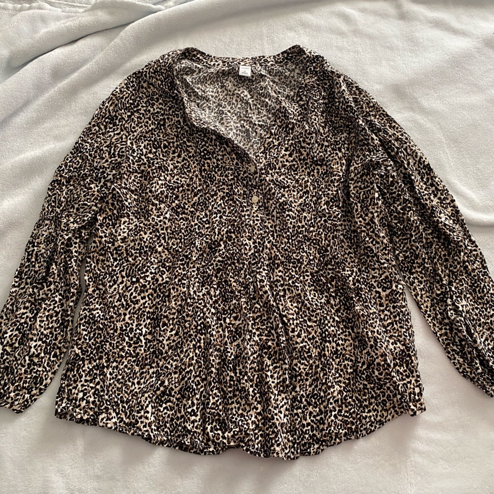 Old navy women’s blouse. Animal print. Size XL
